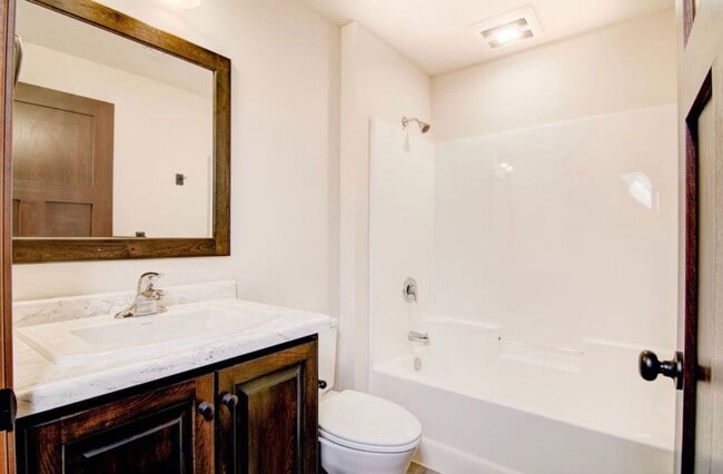 Building Photo - 971 Daisy Ln