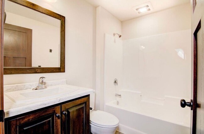 Foto del edificio - 971 Daisy Ln