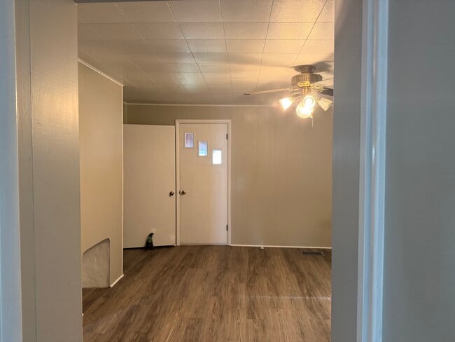 Pequeño pasillo con armario/despensa desde el segundo dormitorio hasta la sala de estar. - 820 E Washington St