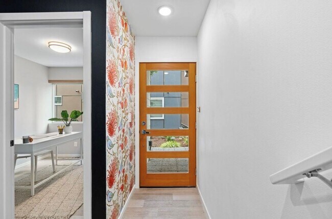 Foto del edificio - 5915 B California Ave SW-