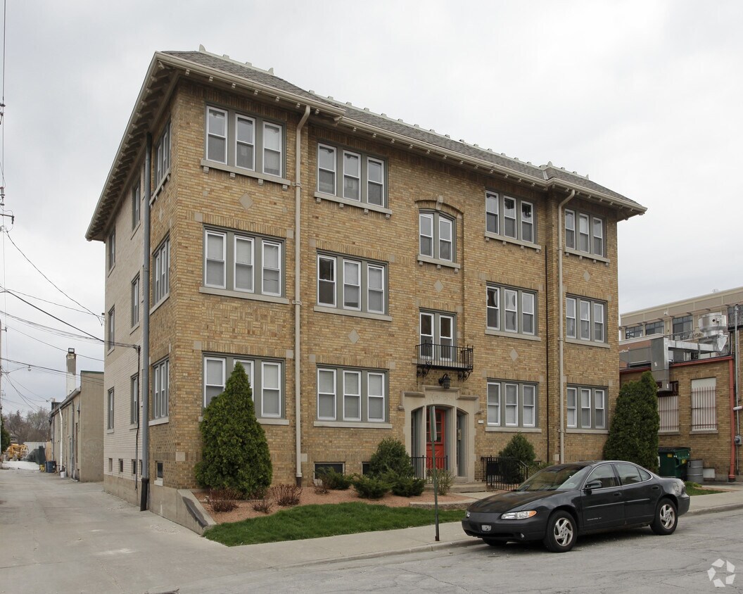 1714 E Kensington Blvd, Milwaukee, WI 53211 Apartments in Milwaukee