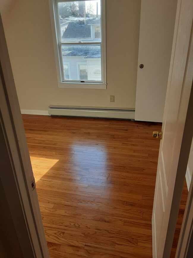 Building Photo - 184 Thames St