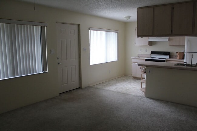Building Photo - 2 bedroom/2 bath Condo!