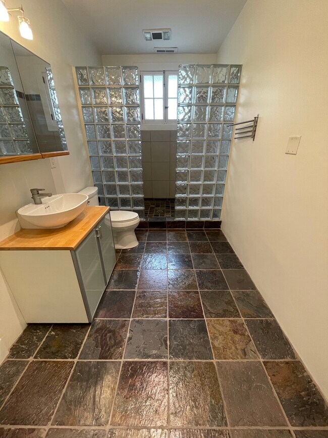 Foto del edificio - 417 E 6th St