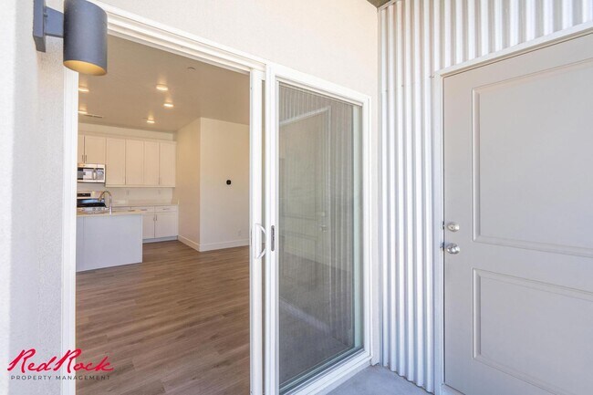 Foto del edificio - Pet Friendly 2 Bedroom Condo in Desert Color!