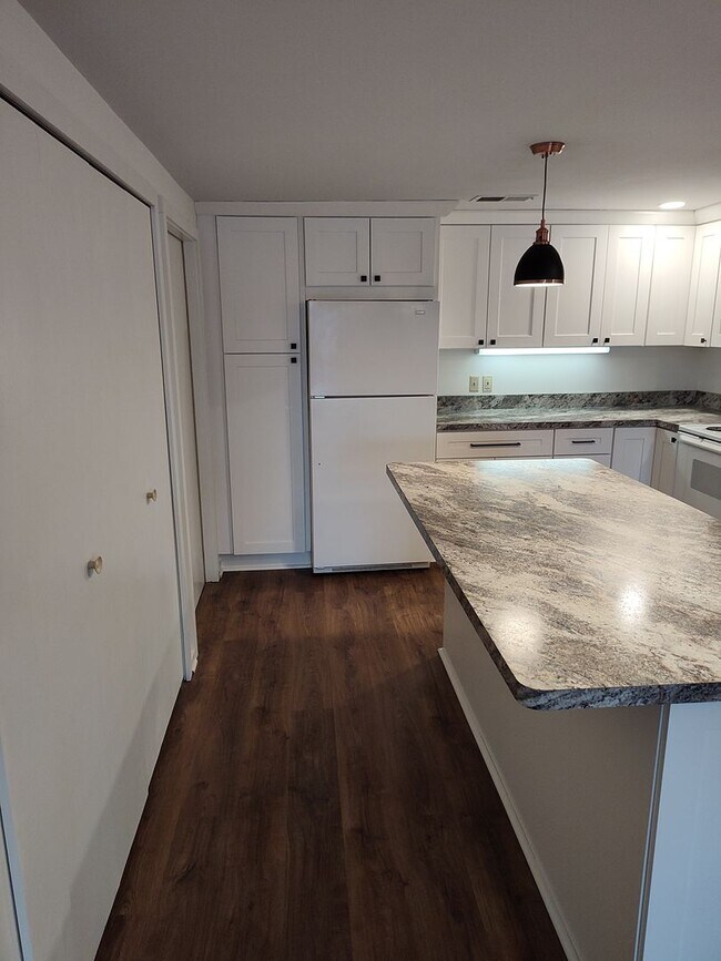 Foto del edificio - Lakefront property with 2 bedroom, and 1 bath.