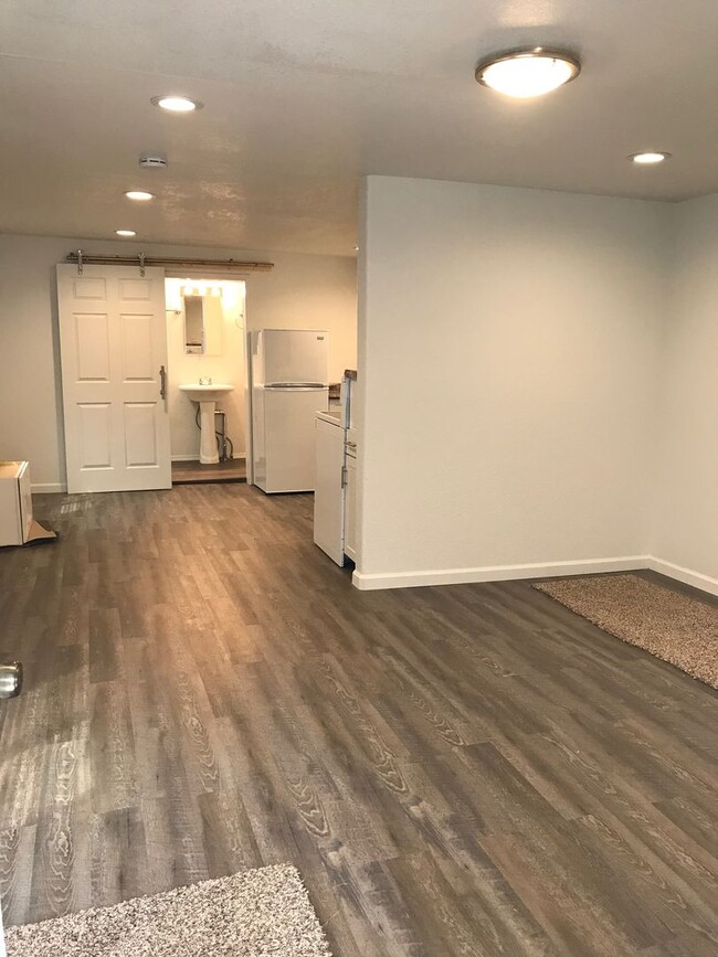 Building Photo - Modern and Updated 1 Bedroom 1 Bath Home w...