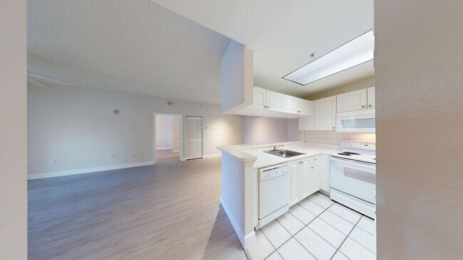 Foto del edificio - 2Bd /2Ba Condo with Stunning Lake Views!  ...
