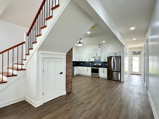 Foto del edificio - Stunning Newly-Renovated Historic Downtown...