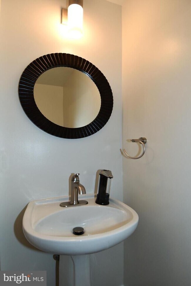 Foto del edificio - Beautifully updated townhome with an attac...
