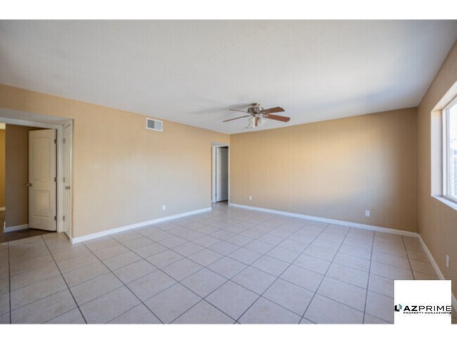 Foto del edificio - Embrace Comfort and Elegance in this Pristine 3/2 Apartment in Phoenix.