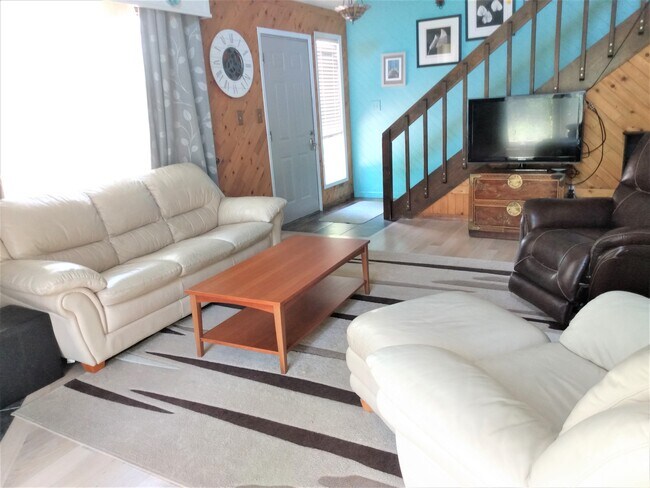 Open floor plan & Vaulted ceiling in the living room - 508 N Bermont St