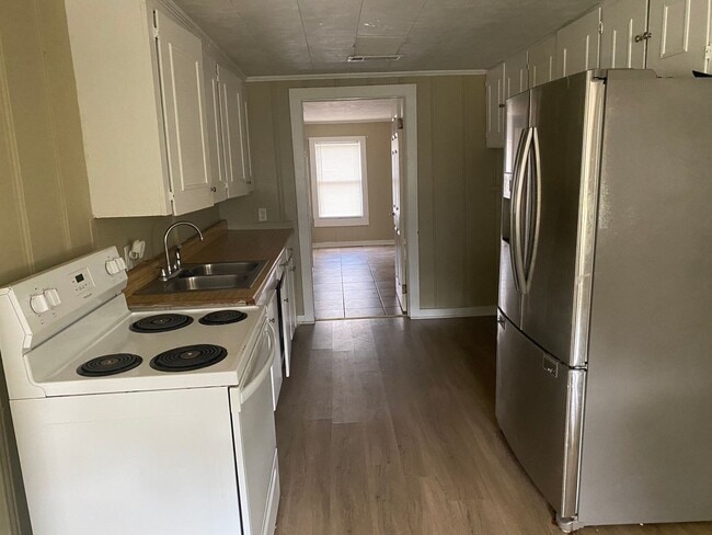 Building Photo - 3 bed/1 bath House for Rent