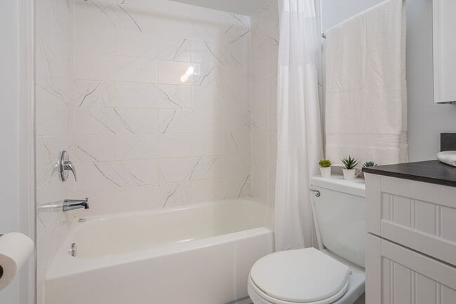 Building Photo - 10500 De L'acadie