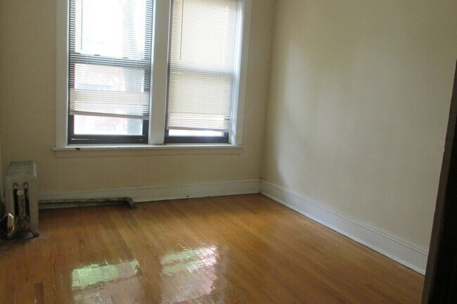 Foto del edificio - 1367 E 56th St