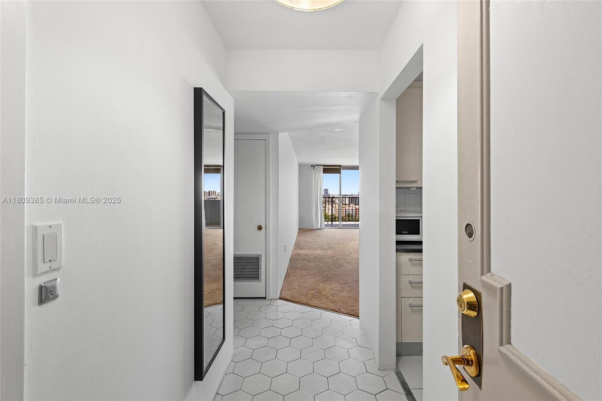 Foto principal - 2780 NE 183rd St