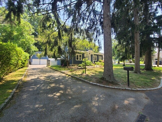 Building Photo - 4 bedrooms and 1.5 bathrooms, this home of...