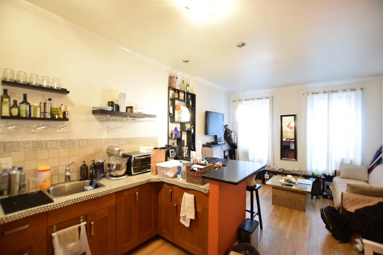 Primary Photo - 347 W 44th St