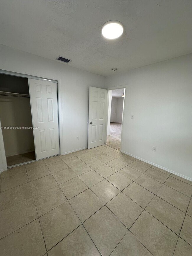 Foto del edificio - 5715 NW 5th Ave