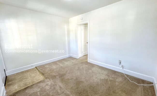 Building Photo - 5 Bancroft Ave