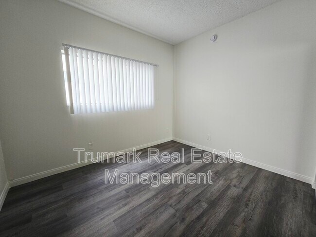 Building Photo - 14605 Burbank Blvd