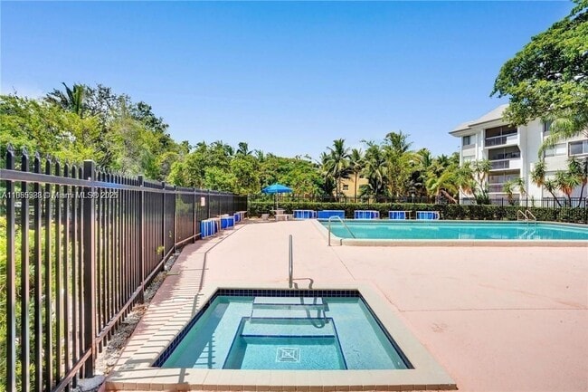Foto del edificio - 711 N Pine Island Rd