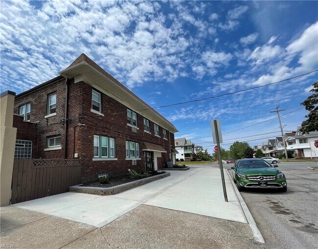 Foto del edificio - 13501 Lakewood Heights Blvd