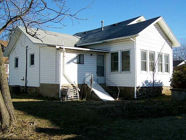 Building Photo - Nice VINTAGE 2 Bedroom, 2 Bath& Bonus room...