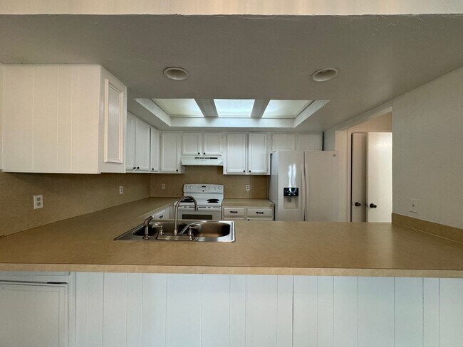 Building Photo - 1825 Sq Ft- 3 Bed/2Bath Duplex- All Appliances Included