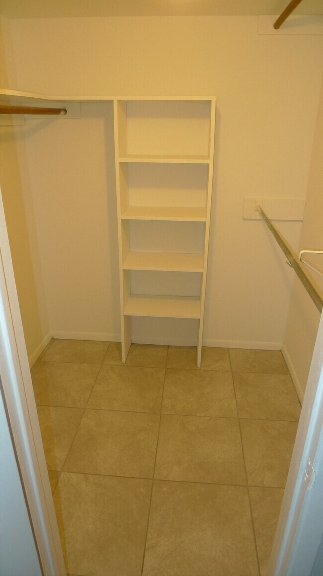 Building Photo - 16111 Aspenglen Dr