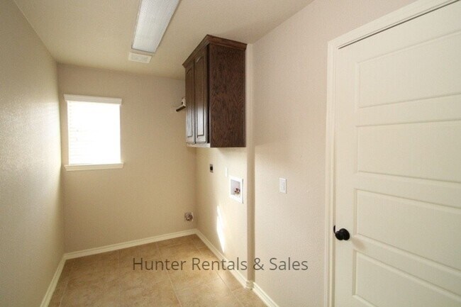 Foto del edificio - Amazing Four-Bedroom!