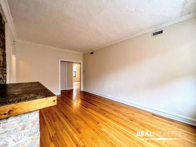 Building Photo - 1 bedroom in CHICAGO IL 60657