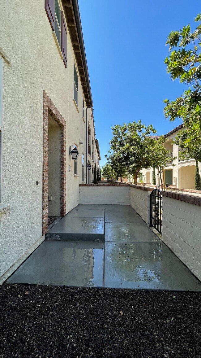 Building Photo - 3440 Santa Clara Ln