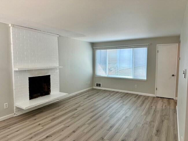 Foto del edificio - Remodeled 2 Bedroom Duplex Home in Magnolia