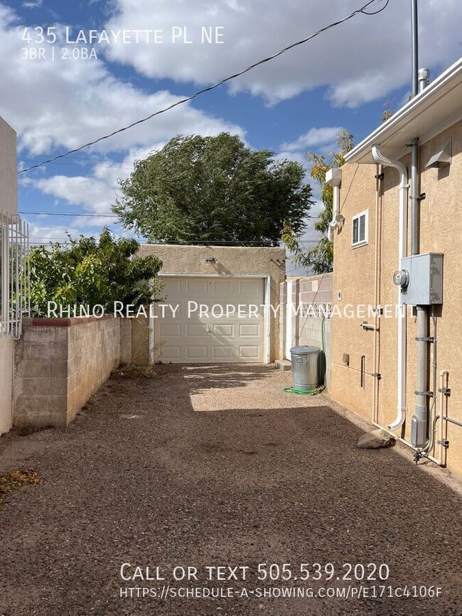 Foto del edificio - 3 Bedroom 2 Bathroom Charmer In Nob Hill!