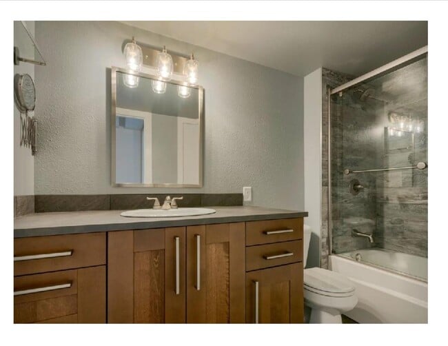 Main Level Bath - 2929 Ross Dr