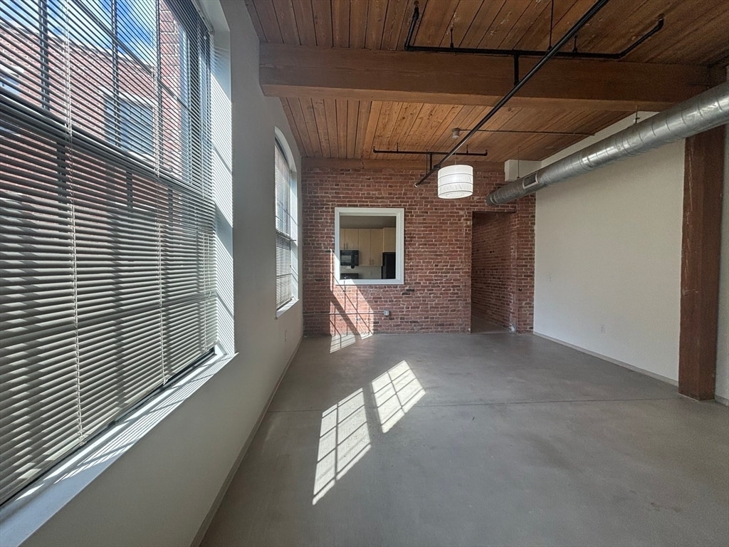 Primary Photo - 77 Gerrish Ave