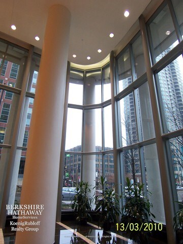 Building Photo - 345 S La Salle St
