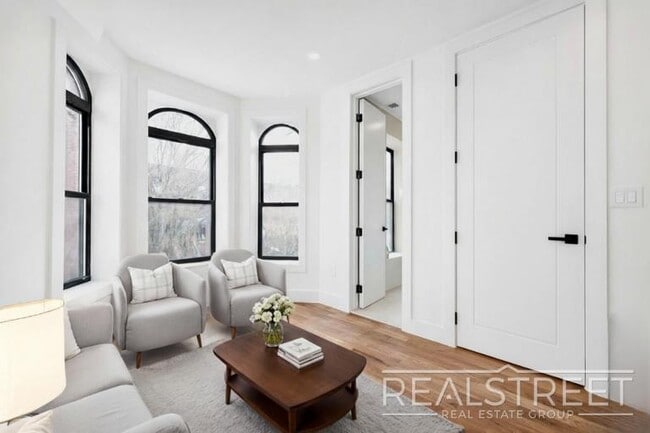 Building Photo - 3BR / 2BA with In-Unit Washer & Dryer