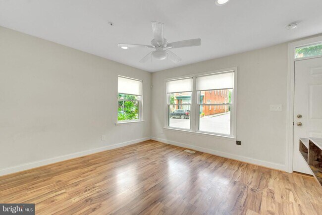 Foto del edificio - 1423 E Baltimore St