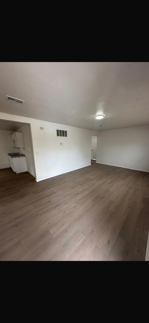 Building Photo - This is a 4 bedroom 1 bathroom house it has a spacious living room and full kitchen that comes wi...