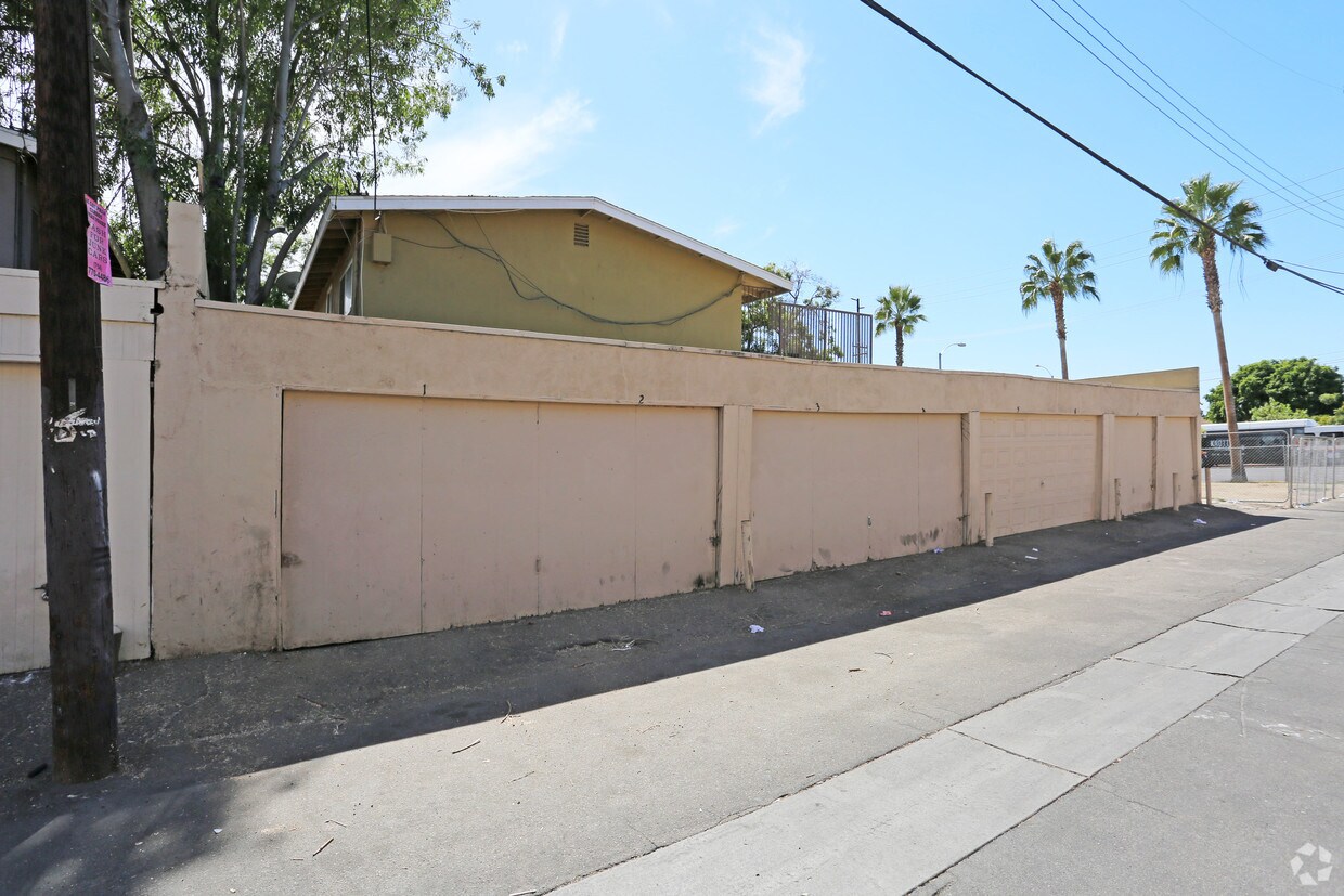 Building Photo - 111 E Leatrice Ln