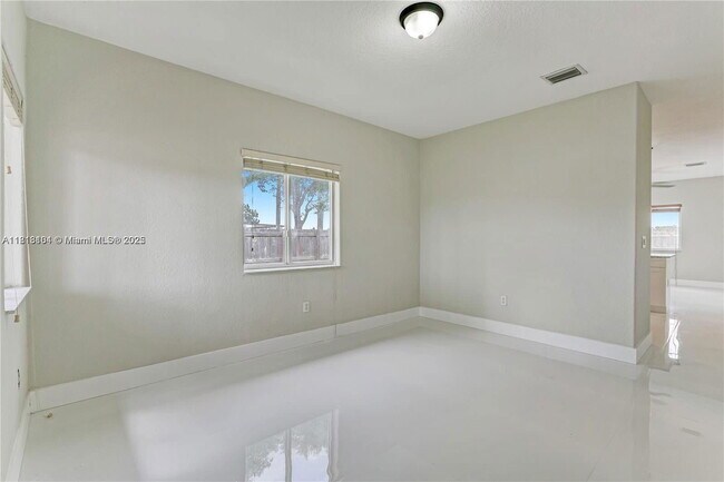 Foto del edificio - 709 SE 14th Pl