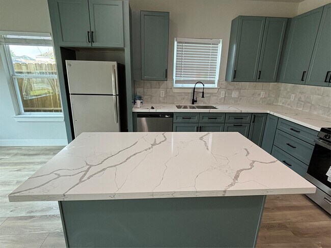 Foto del edificio - 3604 Dennis St