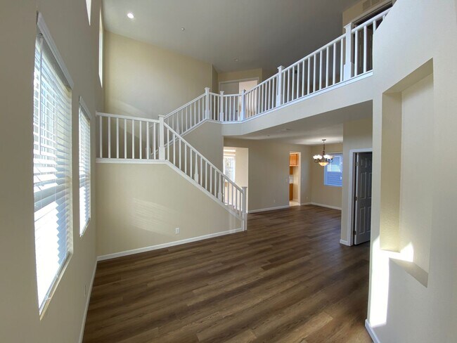 Foto del edificio - 4 Bed 3 Bath In Brentwood (Recently Updated)
