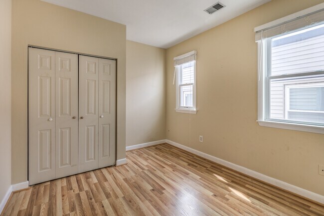 Building Photo - 8 Sanger St