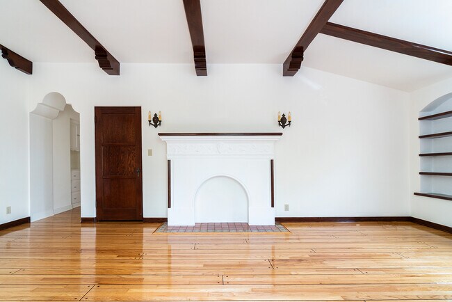 Living Room - 432 N Sycamore Ave