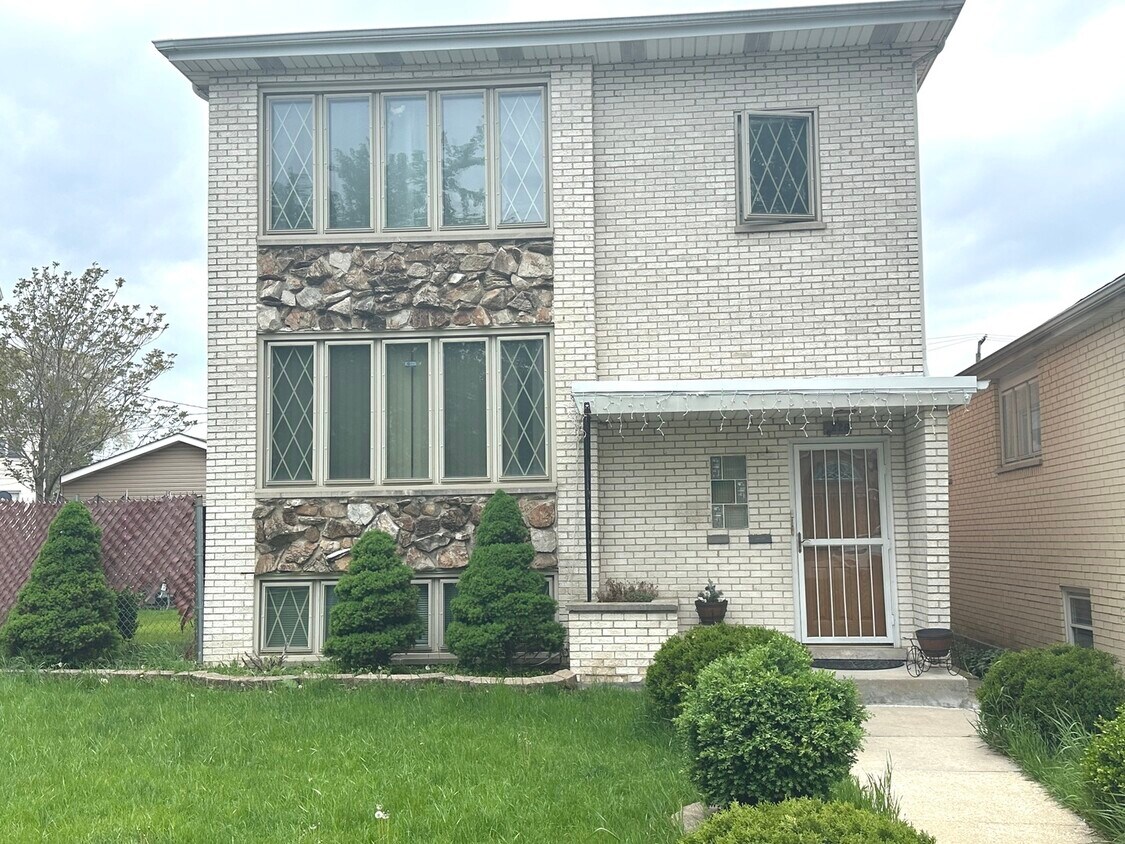 5226 S Kildare Ave Unit GARDEN, Chicago, IL 60632 Room for Rent in