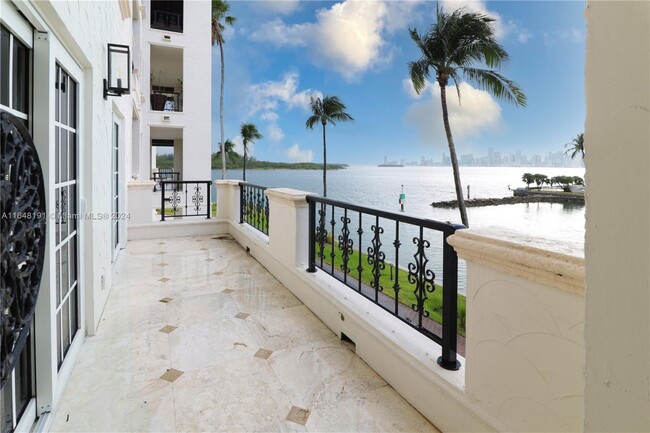 Foto del edificio - 2428 Fisher Island Dr