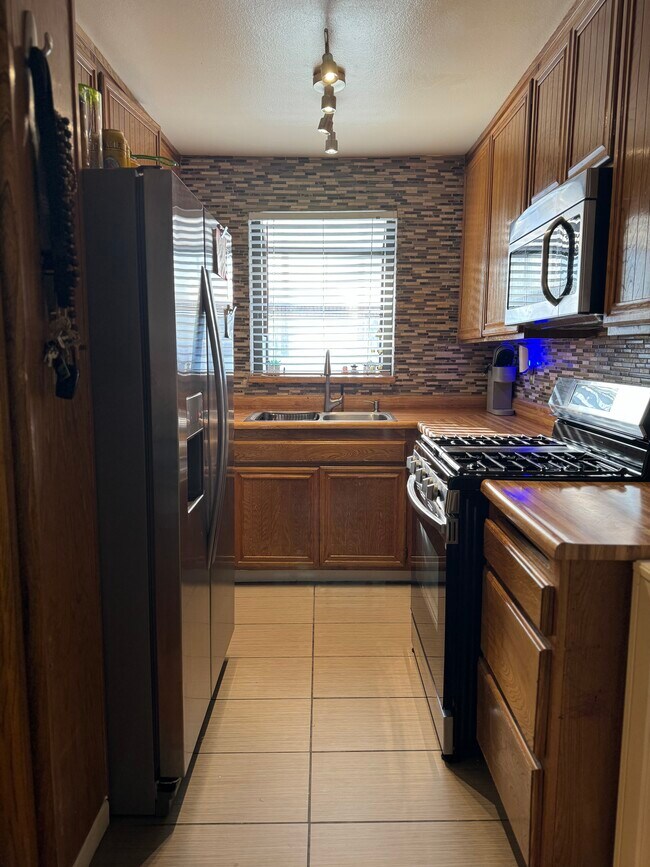 Building Photo - 18015 Sundowner Way